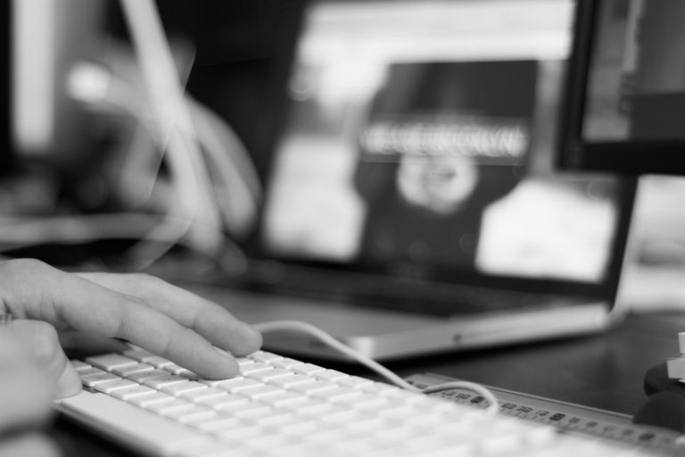 laptop computer mac writing work hand 911155 pxhere.com
