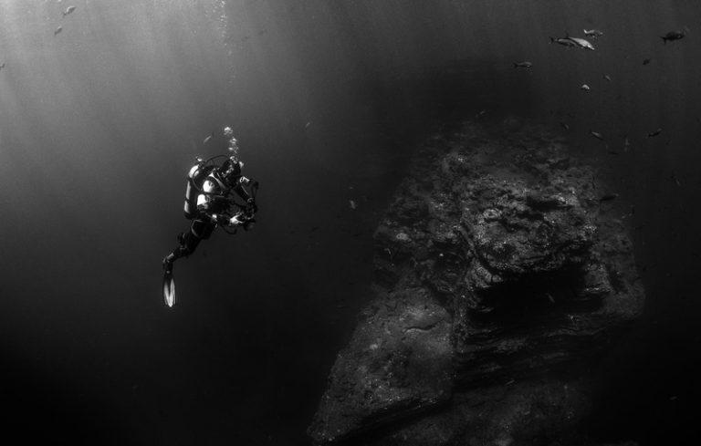 sea light black and white photography underwater reflection 99827 pxhere.com